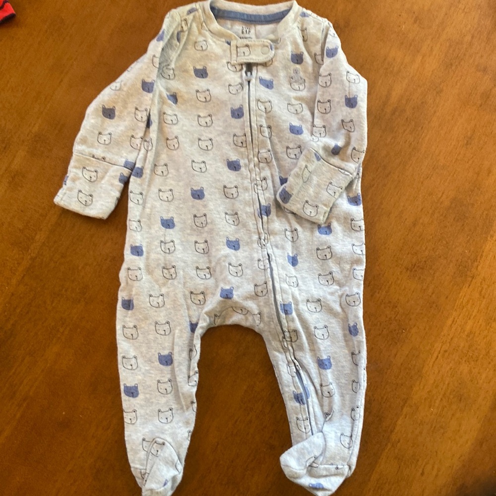 Baby gap 0-3 long sleeve, pants with footies